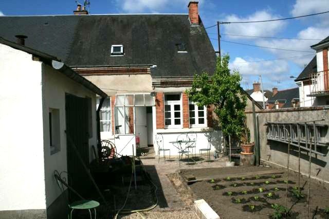 MAISON DE VILLE AVEC PETIT JARDIN