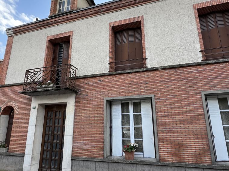 MAISON DE VILLE SUR SOUS-SOL COMPLET AVEC COUR PROCHE DU CHA