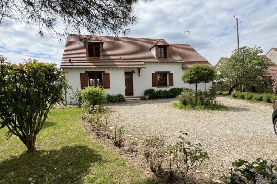 MAISON AVEC POUTRES DE 1989 A ST BENOIT SUR LOIRE PROCHE COM