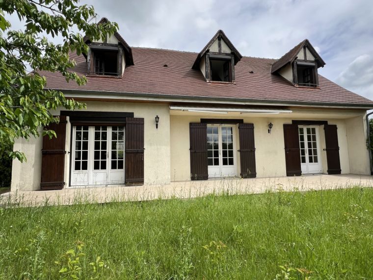 MAISON SPACIEUSE SUR SOUS-SOL COMPLET ET GRAND TERRAIN