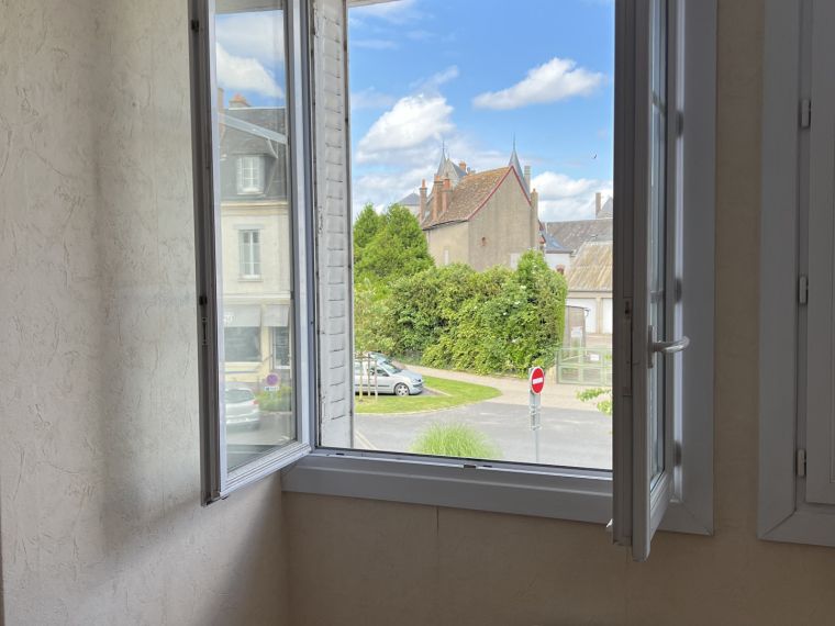 SULLY SUR LOIRE APPARTEMENT F3 CENTRE VILLE VUE SUR LE CHATE