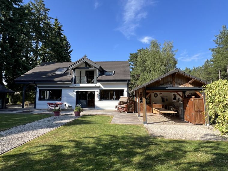 MAISON DE STYLE CALIFORNIEN EN BOIS SUR UN PARC BOISE PAYSAG