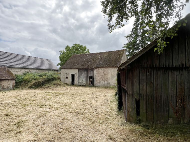 FERME A RENOVER SUR UN GRAND TERRAIN DE 4022M2 AU CENTRE DES