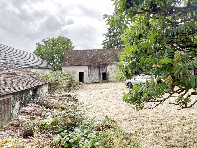 FERME A RENOVER SUR UN GRAND TERRAIN DE 4022M2 AU CENTRE DES