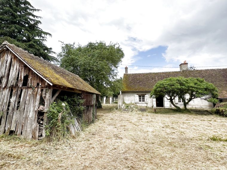 FERME A RENOVER SUR UN GRAND TERRAIN DE 4022M2 AU CENTRE DES