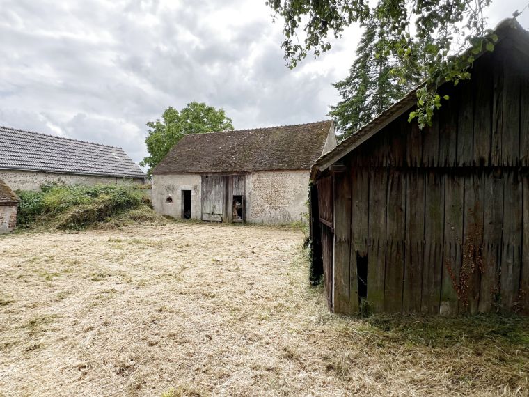 FERME A RENOVER SUR UN GRAND TERRAIN DE 4022M2 AU CENTRE DES