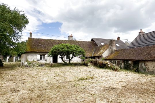 FERME A RENOVER SUR UN GRAND TERRAIN DE 4022M2 AU CENTRE DES