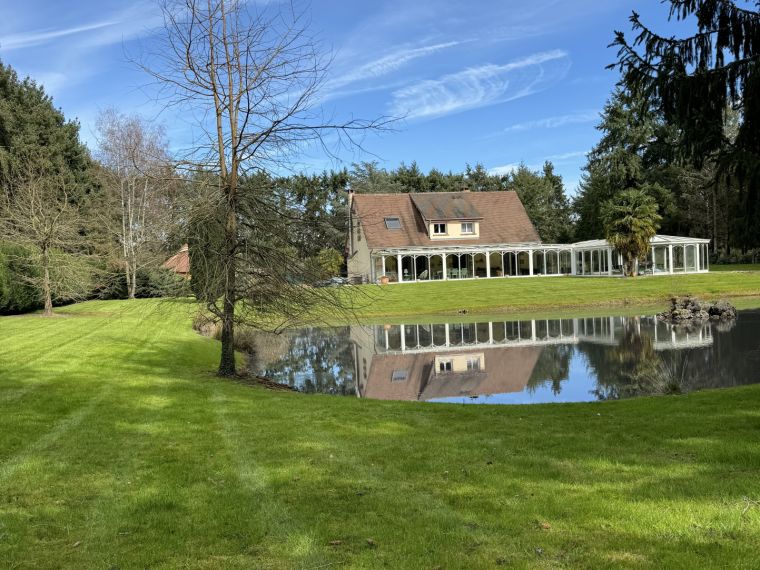 PROCHE SULLY MAGNIFIQUE VILLA AVEC PISCINE COUVERTE SUR UN P