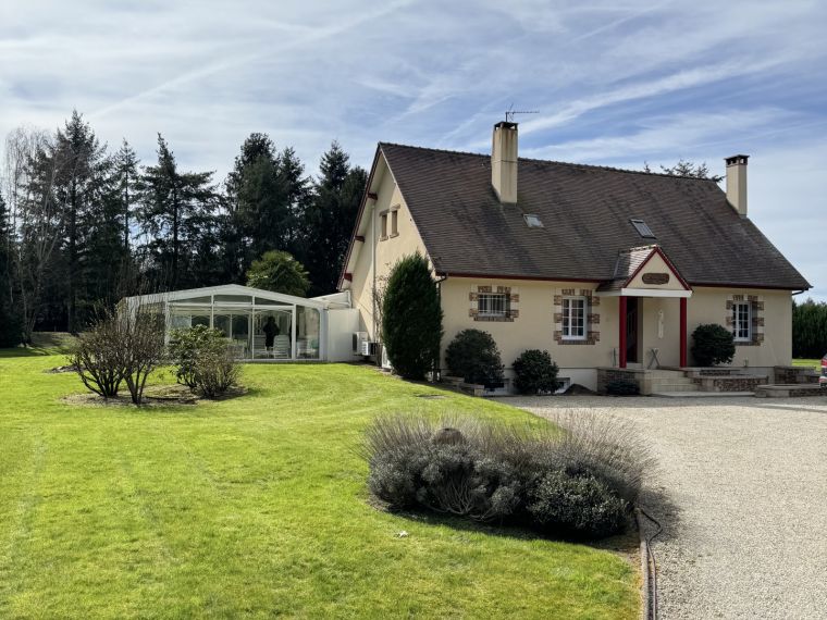 PROCHE SULLY MAGNIFIQUE VILLA AVEC PISCINE COUVERTE SUR UN P