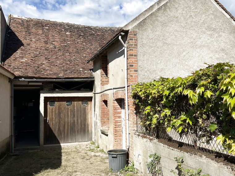 MAISON DE 1850 A RENOVER AU CENTRE DES BORDES