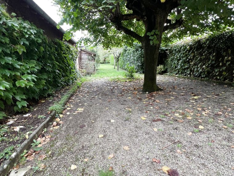 MAISON DE VILLE DE 1950 AVEC JARDIN ET GRAND GARAGE