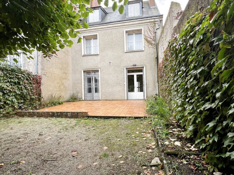 MAISON DE VILLE DE 1950 AVEC JARDIN ET GRAND GARAGE