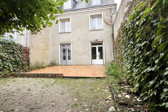 MAISON DE VILLE DE 1950 AVEC JARDIN ET GRAND GARAGE