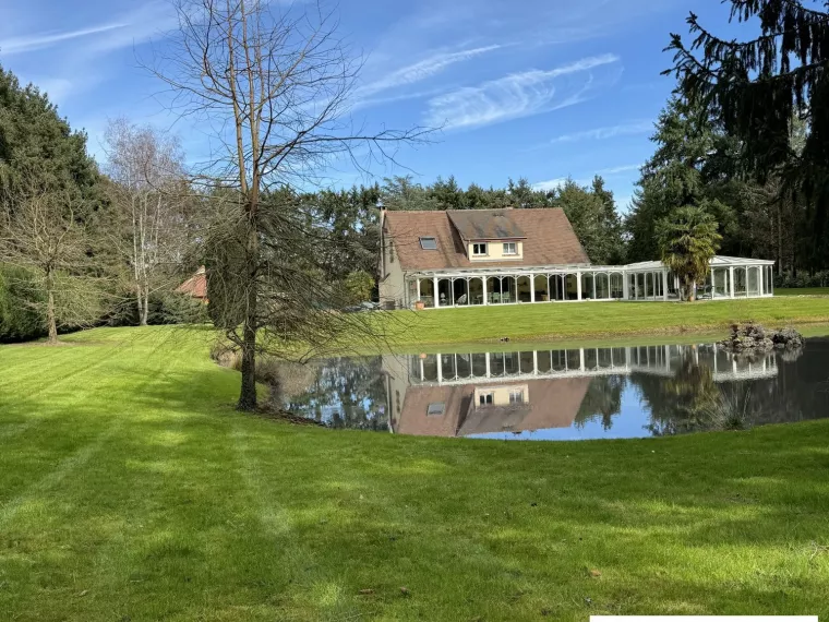 PROCHE SULLY MAGNIFIQUE VILLA AVEC PISCINE COUVERTE SUR UN PARC