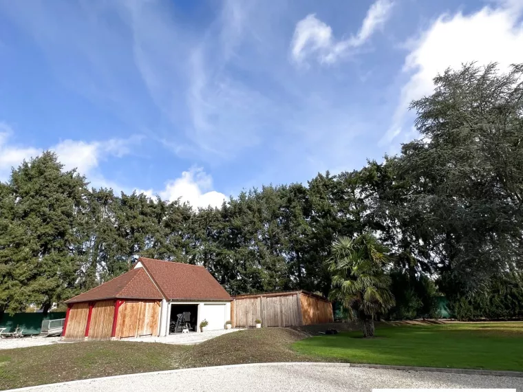 PROCHE SULLY MAGNIFIQUE VILLA AVEC PISCINE COUVERTE SUR UN PARC