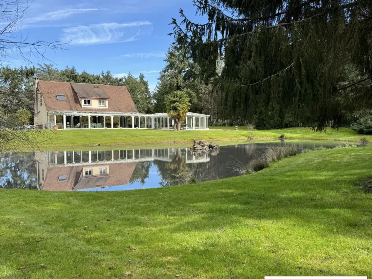 PROCHE SULLY MAGNIFIQUE VILLA AVEC PISCINE COUVERTE SUR UN PARC