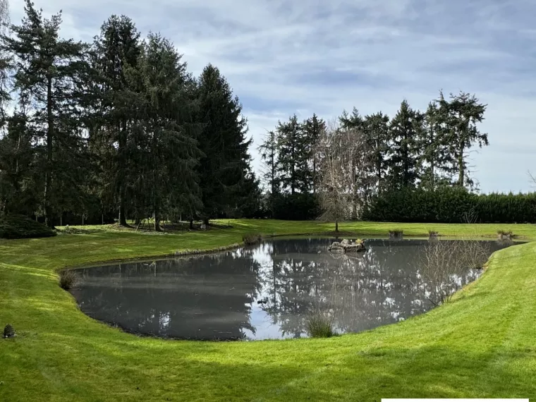 PROCHE SULLY MAGNIFIQUE VILLA AVEC PISCINE COUVERTE SUR UN PARC