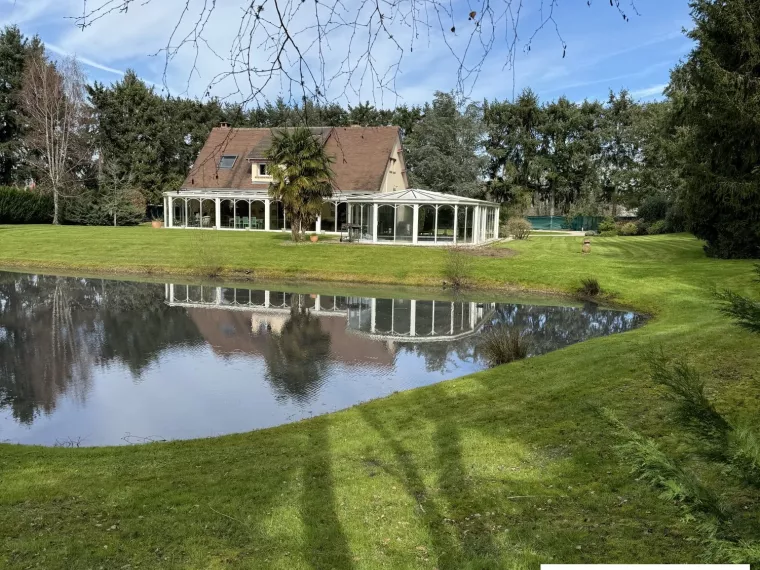 PROCHE SULLY MAGNIFIQUE VILLA AVEC PISCINE COUVERTE SUR UN PARC