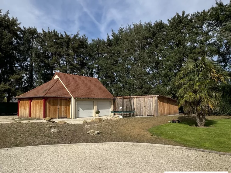 PROCHE SULLY MAGNIFIQUE VILLA AVEC PISCINE COUVERTE SUR UN PARC