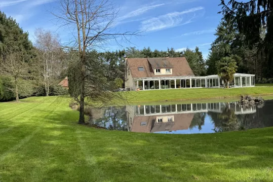 PROCHE SULLY MAGNIFIQUE VILLA AVEC PISCINE COUVERTE SUR UN PARC