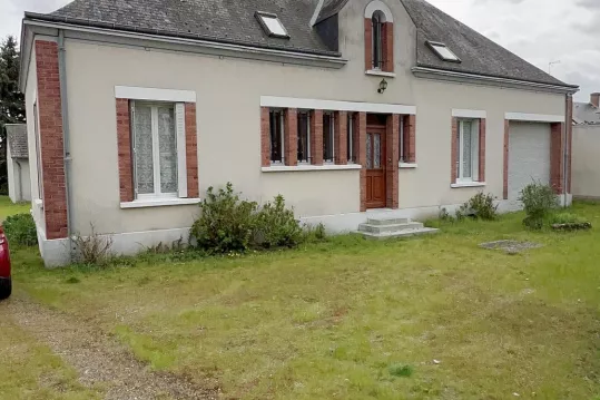 A SULLY SUR LOIRE. BELLE MAISON DE VILLE SUR 1159M² CLOS AVEC D