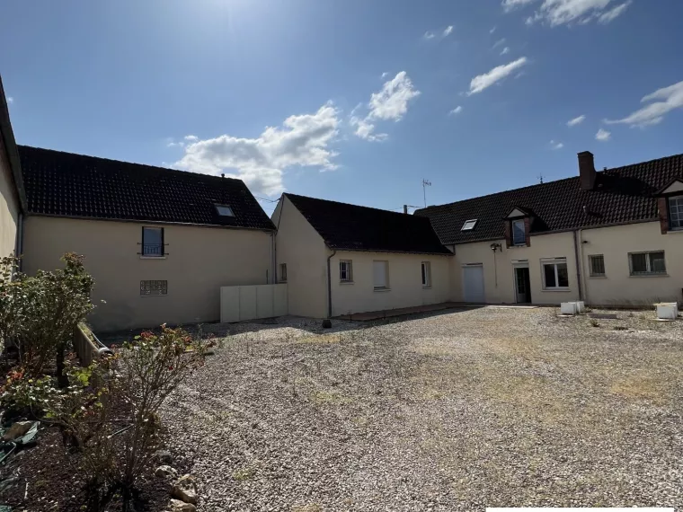 GRANDE MAISON COMPRENANT 4 LOGEMENTS INDEPENDANTS SUR 9522M² A