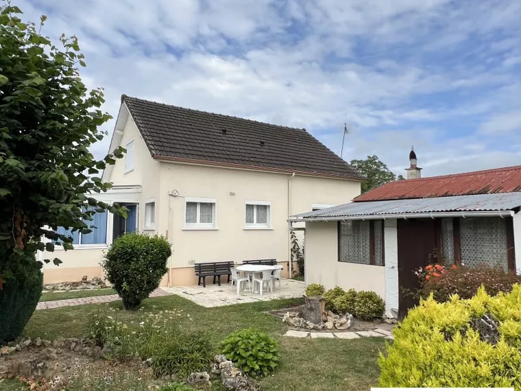 PROCHE LOIRE ET SULLY. AU CALME. MAISON AVEC 3 CHAMBRES SUR UN B