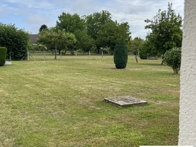 PROCHE LOIRE ET SULLY. AU CALME. MAISON AVEC 3 CHAMBRES SUR UN B