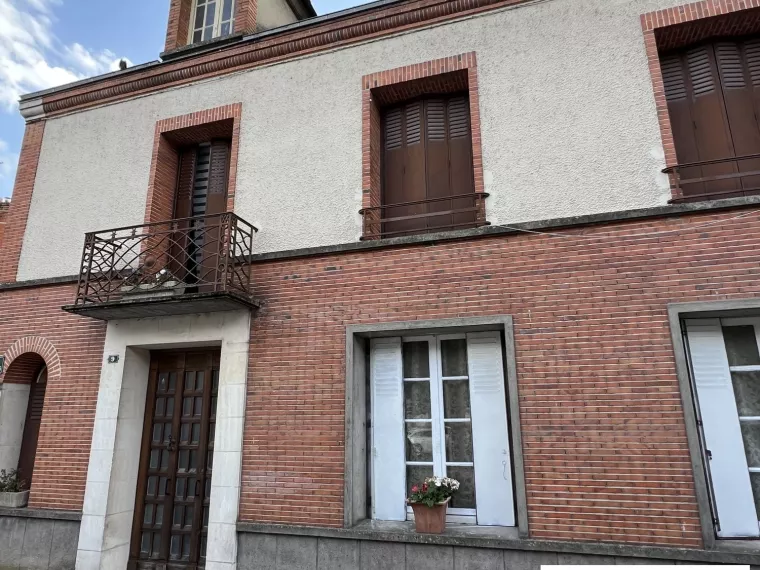 MAISON DE VILLE SUR SOUS-SOL COMPLET AVEC COUR PROCHE DU CHATEAU