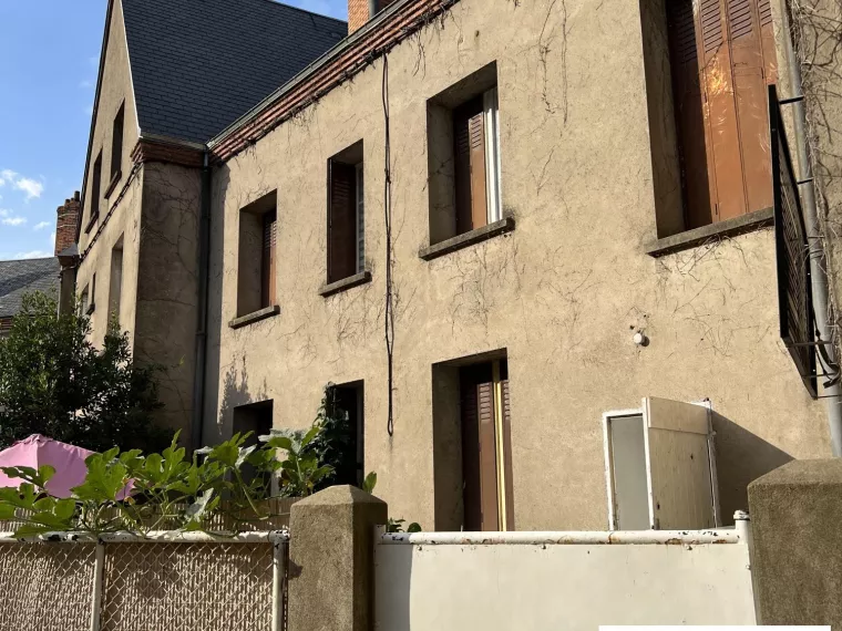 MAISON DE VILLE SUR SOUS-SOL COMPLET AVEC COUR PROCHE DU CHATEAU