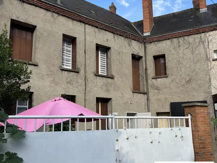 MAISON DE VILLE SUR SOUS-SOL COMPLET AVEC COUR PROCHE DU CHATEAU