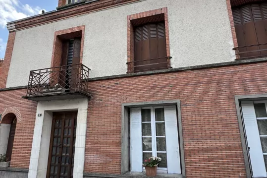 MAISON DE VILLE SUR SOUS-SOL COMPLET AVEC COUR PROCHE DU CHATEAU