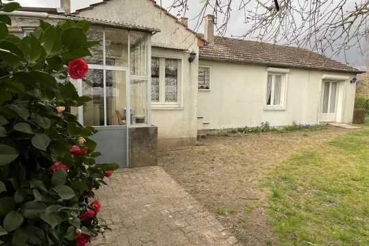 MAISON DE PLAIN-PIEDS A 4 KM DU CENTRE DE ST BENOIT AU CALME .