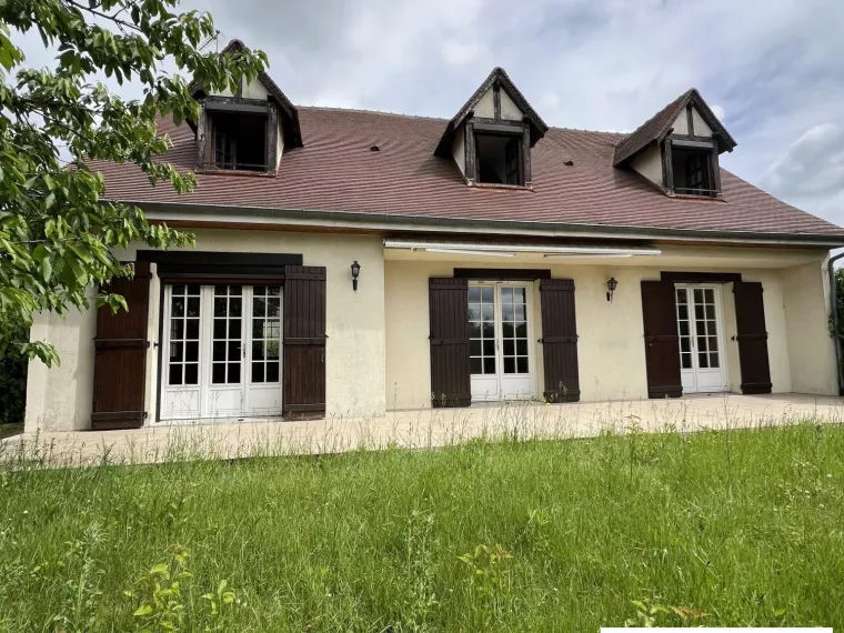 MAISON SPACIEUSE SUR SOUS-SOL COMPLET ET GRAND TERRAIN