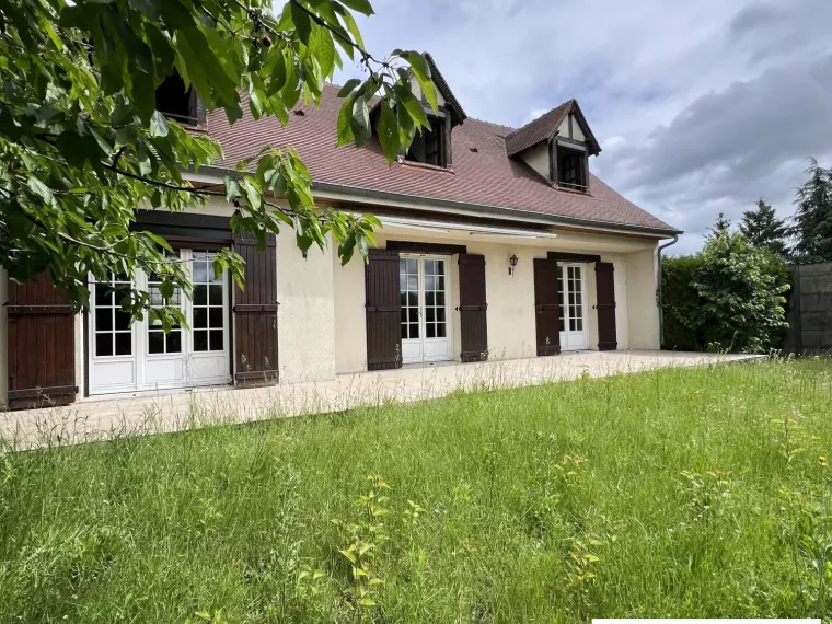 MAISON SPACIEUSE SUR SOUS-SOL COMPLET ET GRAND TERRAIN