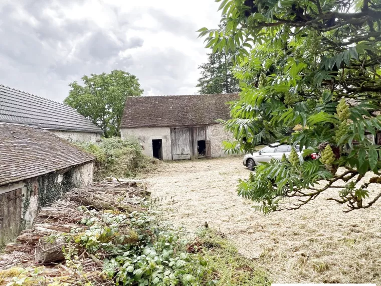 FERME A RENOVER SUR UN GRAND TERRAIN DE 4022M² AU CENTRE DES BO