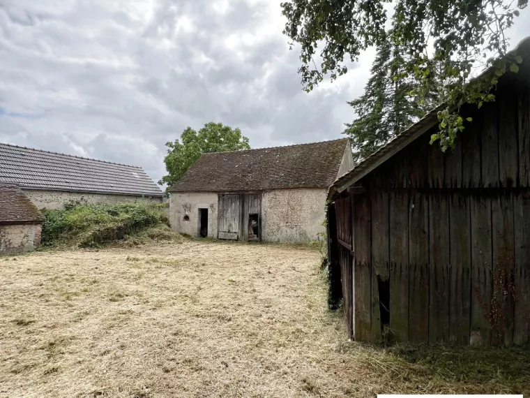 FERME A RENOVER SUR UN GRAND TERRAIN DE 4022M² AU CENTRE DES BO