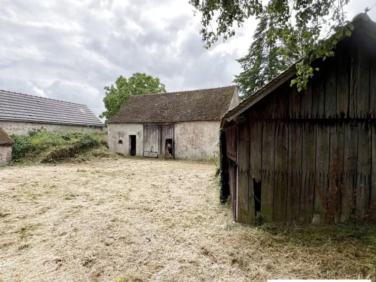 FERME A RENOVER SUR UN GRAND TERRAIN DE 4022M² AU CENTRE DES BO