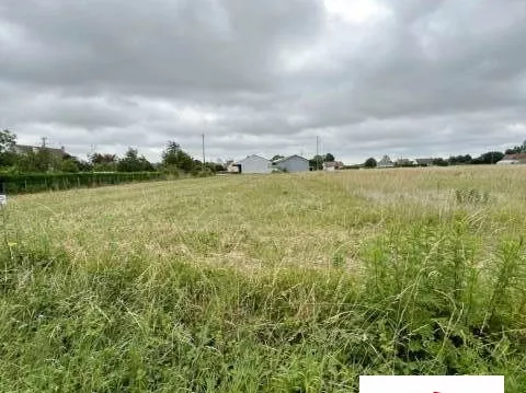 TERRAIN A BATIR A ST BENOIT SUR LOIRE DANS UNE RUE CALME ET PROC