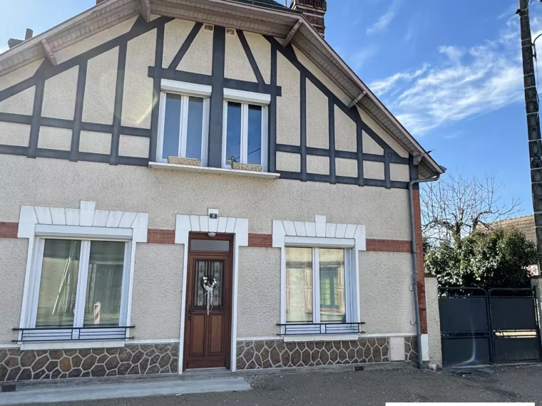 MAISON DE 1930 AVEC BEAUCOUP DE CHARME AUX BORDES AVEC 4 CHAMBRE