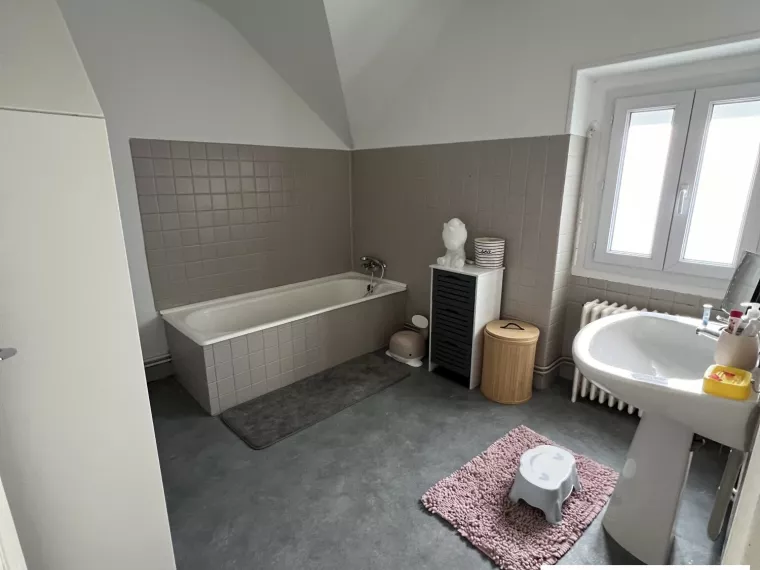 MAISON DE 1930 AVEC BEAUCOUP DE CHARME AUX BORDES AVEC 4 CHAMBRE