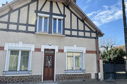 MAISON DE 1930 AVEC BEAUCOUP DE CHARME AUX BORDES AVEC 4 CHAMBRE