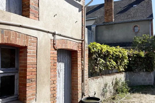 MAISON DE 1850 A RENOVER AU CENTRE DES BORDES