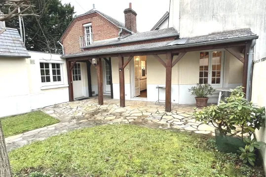 CHARMANTE MAISON DE VILLE IDÉALEMENT SITUÉE