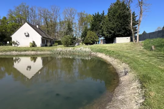 Belle rénovation pour cette maison avec plan d’eau