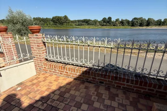 Maison de passeur de Loire vue sur Loire