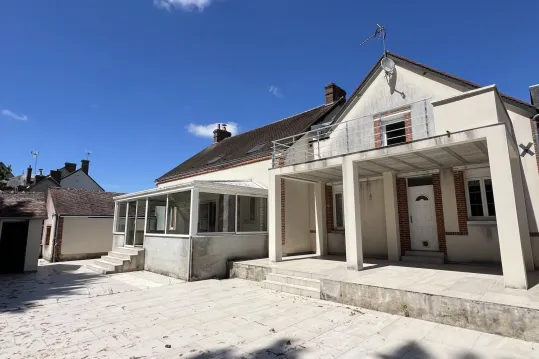 Grande maison de ville avec belles prestations et jardin bords d