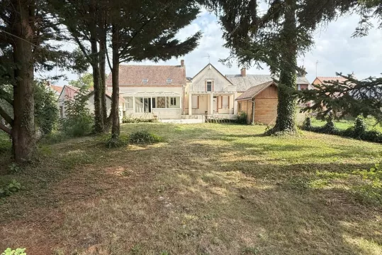 Grande maison de ville avec belles prestations et jardin bords d