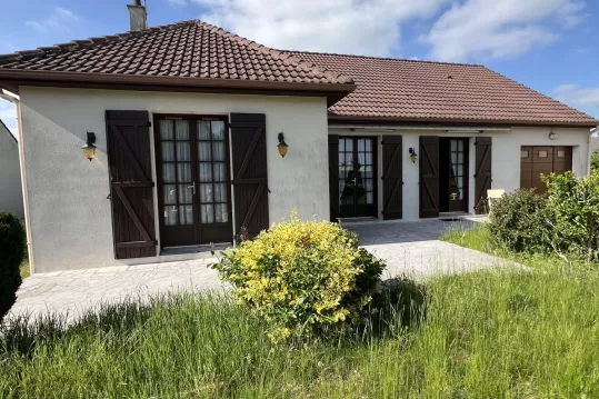 Maison de plain-pieds dans bourgs tous commerces