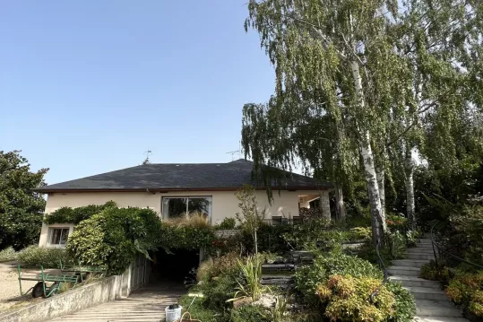 PROFESSIONNELS OU PARTICULIERS. GRANDE MAISON SUR SOUS-SOL SUR U